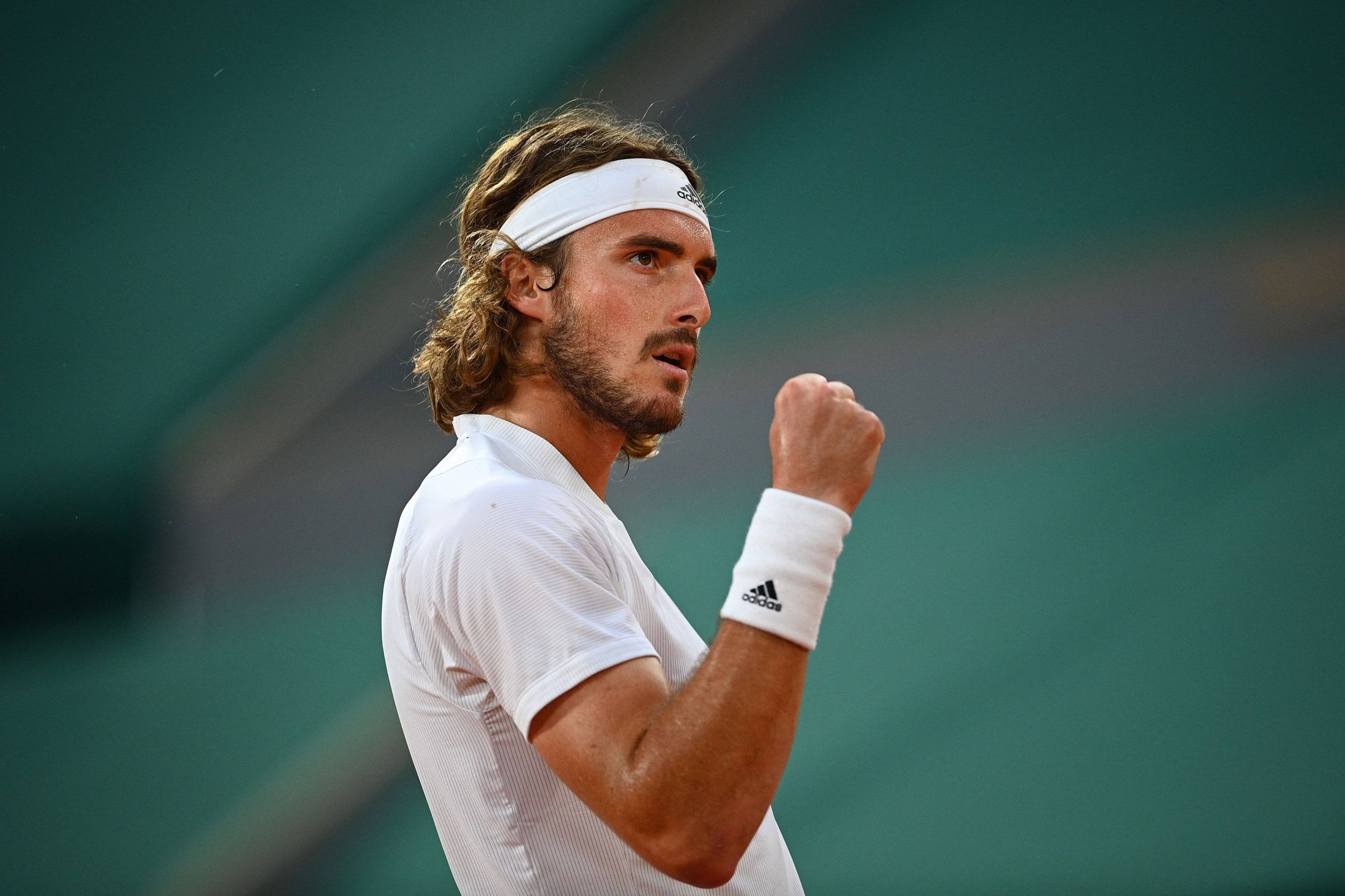 包含英国网球队逆转世界网球队，西西帕斯完成帽子戏法的词条