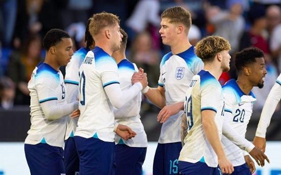 英格兰队在与捷克队的较量中获胜 英格兰队在与捷克队的较量中获胜