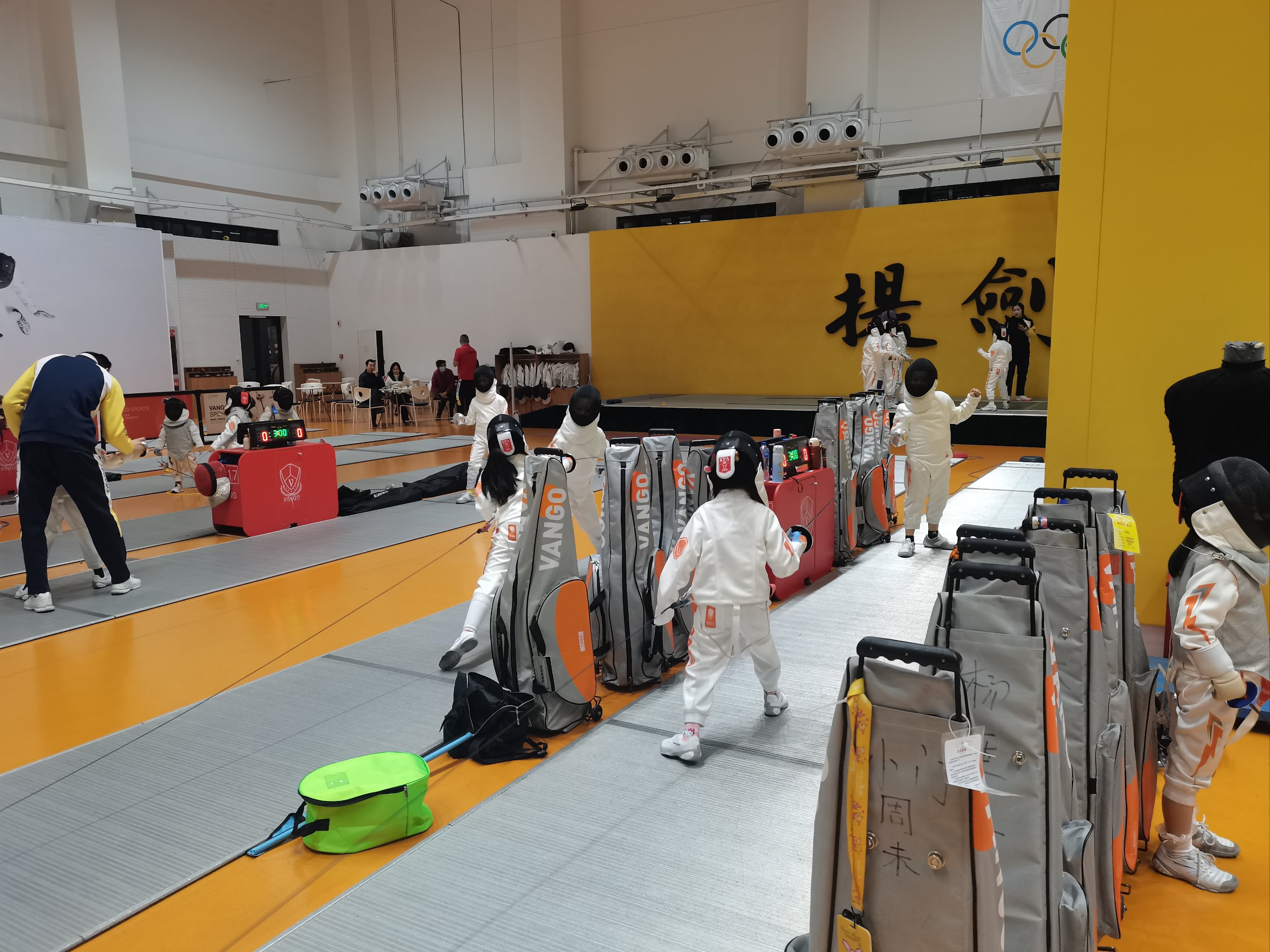 击剑名将巧夺冠军,赢得掌声 击剑名将巧夺冠军,赢得掌声