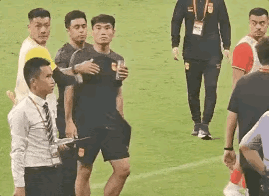 包含国际足坛动态：巴塞罗那大胜晋级的词条