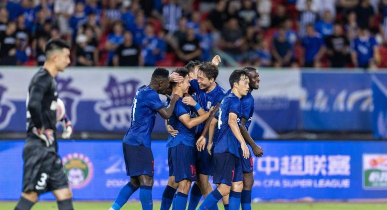 中超职业足球比赛场景中的关键时刻！