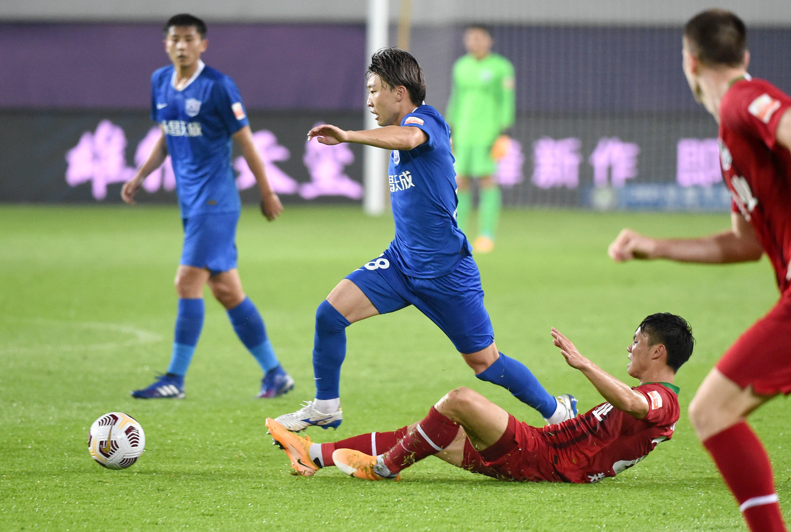 中超职业足球比赛场景中的关键时刻！