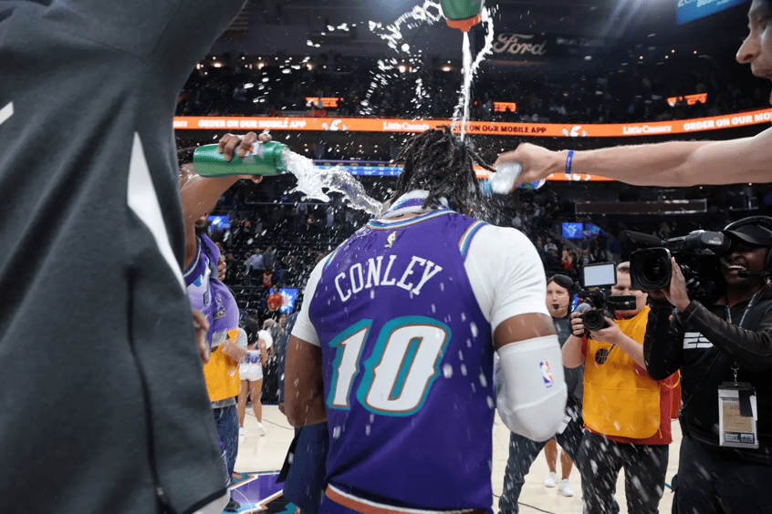 包含快船领袖康利伤退,莱昂纳德三节分稳住阵脚的词条 包含快船领袖康利伤退,莱昂纳德三节分稳住阵脚的词条