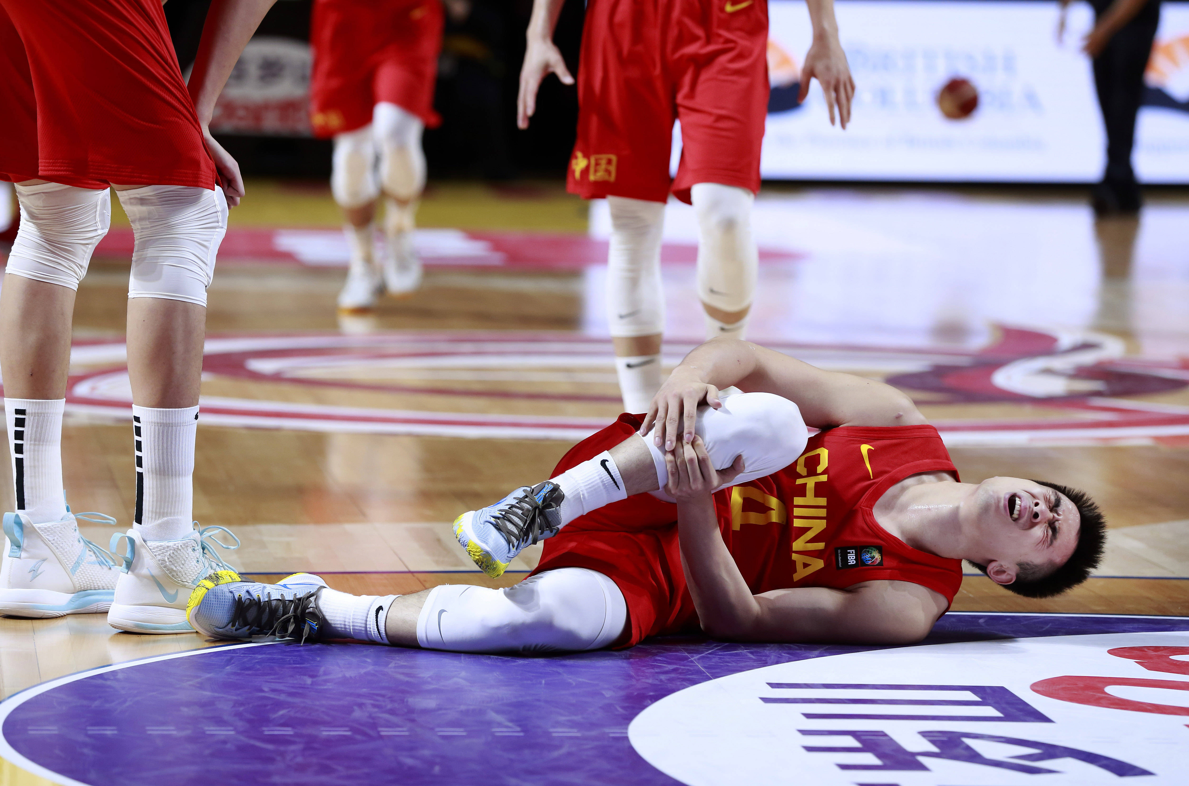 选手意外受伤，比赛现场一片紧张