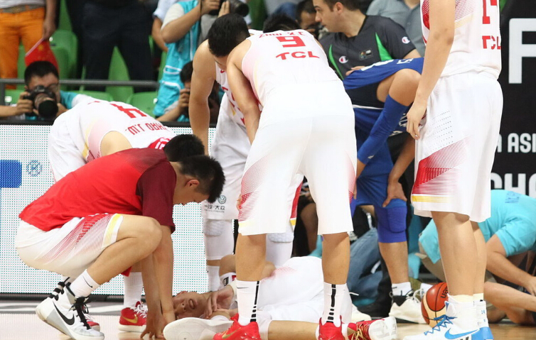 选手意外受伤，比赛现场一片紧张