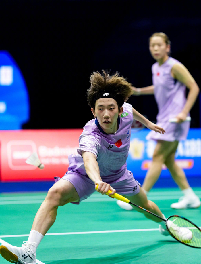 羽毛球赛场竞技激烈,选手拼尽全力争夺胜利的简单介绍 羽毛球赛场竞技激烈,选手拼尽全力争夺胜利的简单介绍