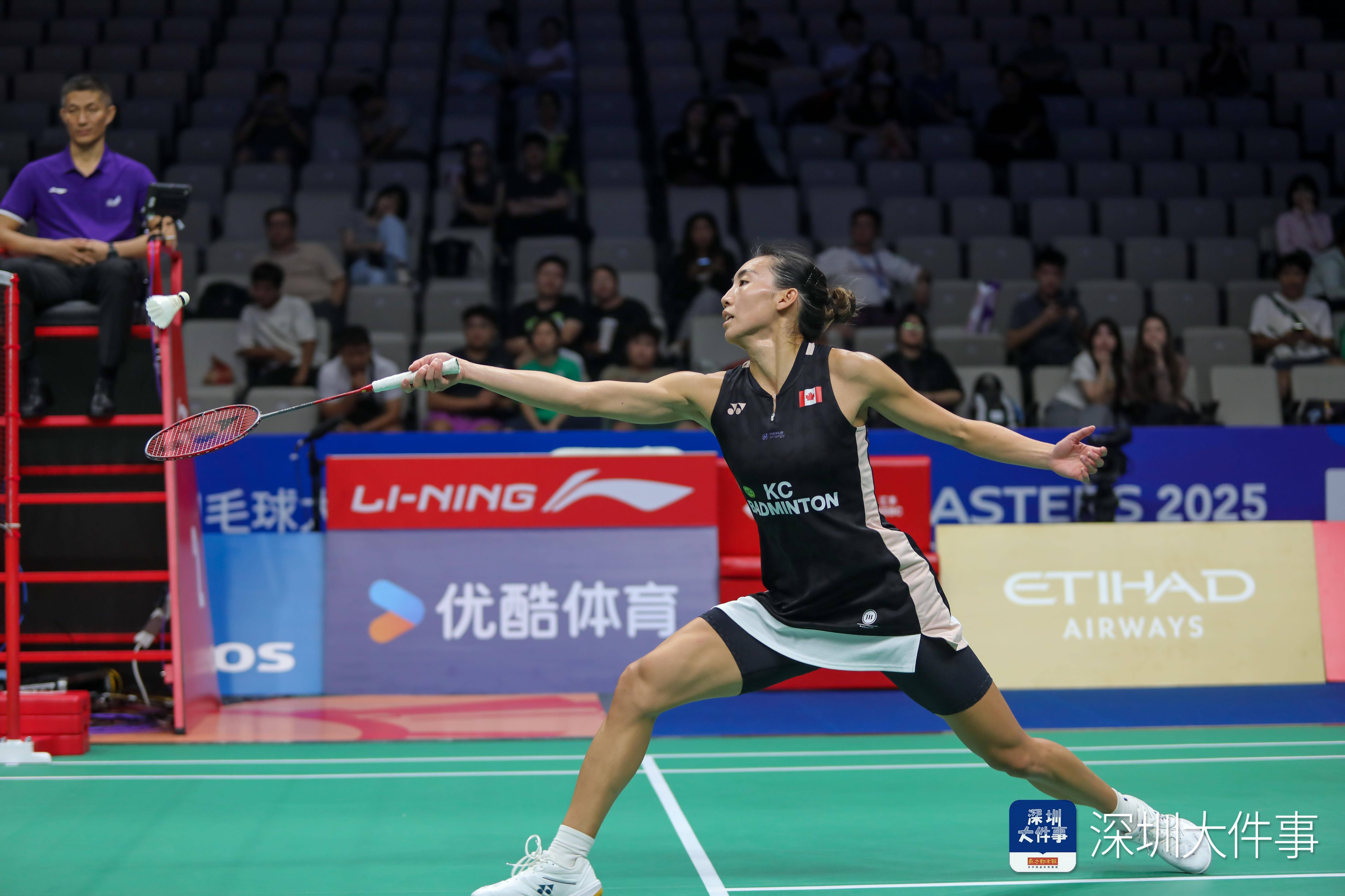 羽毛球赛场竞技激烈,选手拼尽全力争夺胜利的简单介绍 羽毛球赛场竞技激烈,选手拼尽全力争夺胜利的简单介绍