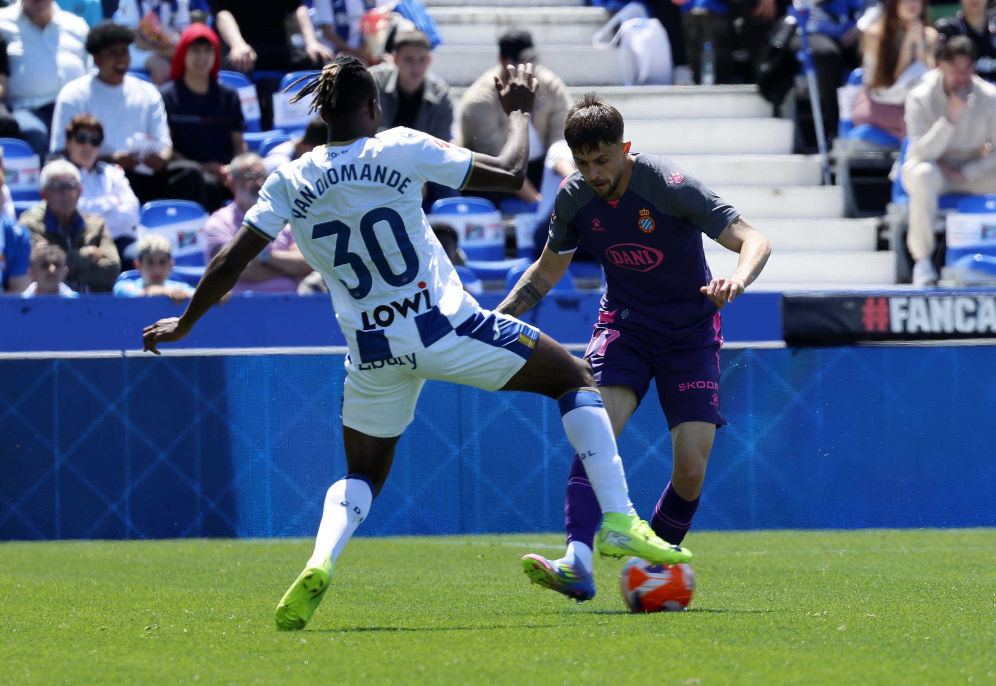 包含莱加内斯客场遭卡迪斯逼平，三连败状态延续的词条