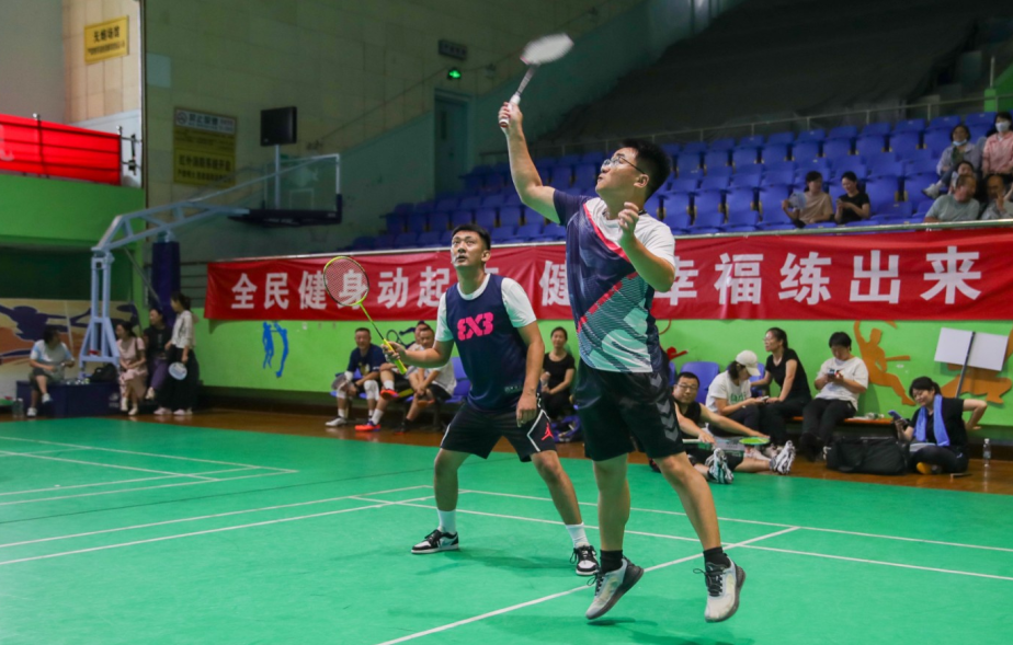 羽毛球赛场上激战连连，意外发生引人注目的简单介绍