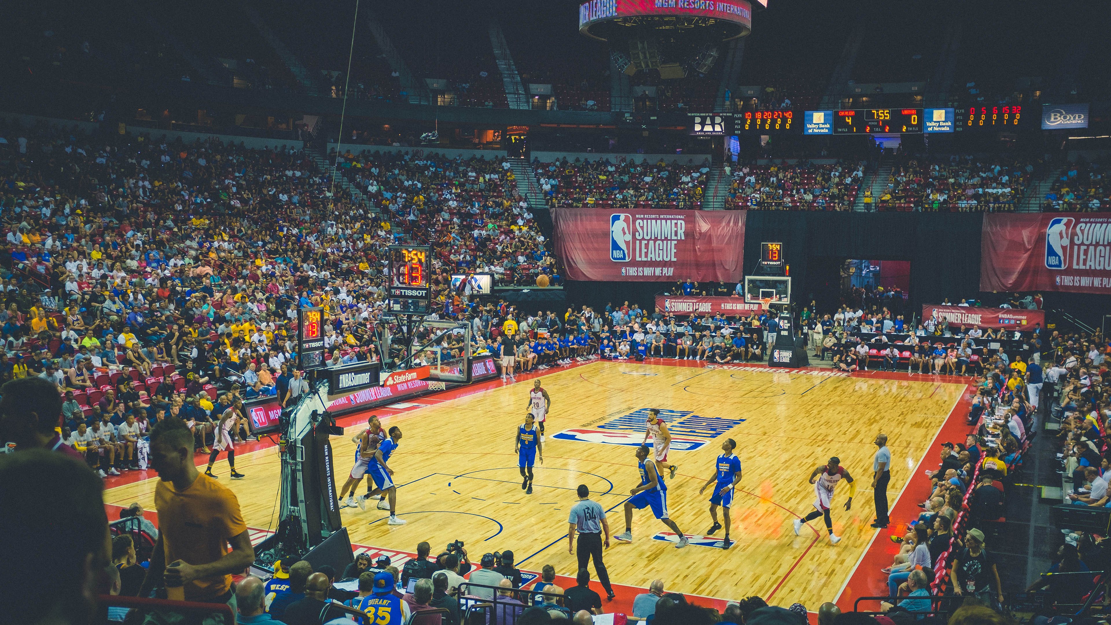 范弗利特进攻端无人可挡,快船硬仗击退76人彰显冠军相