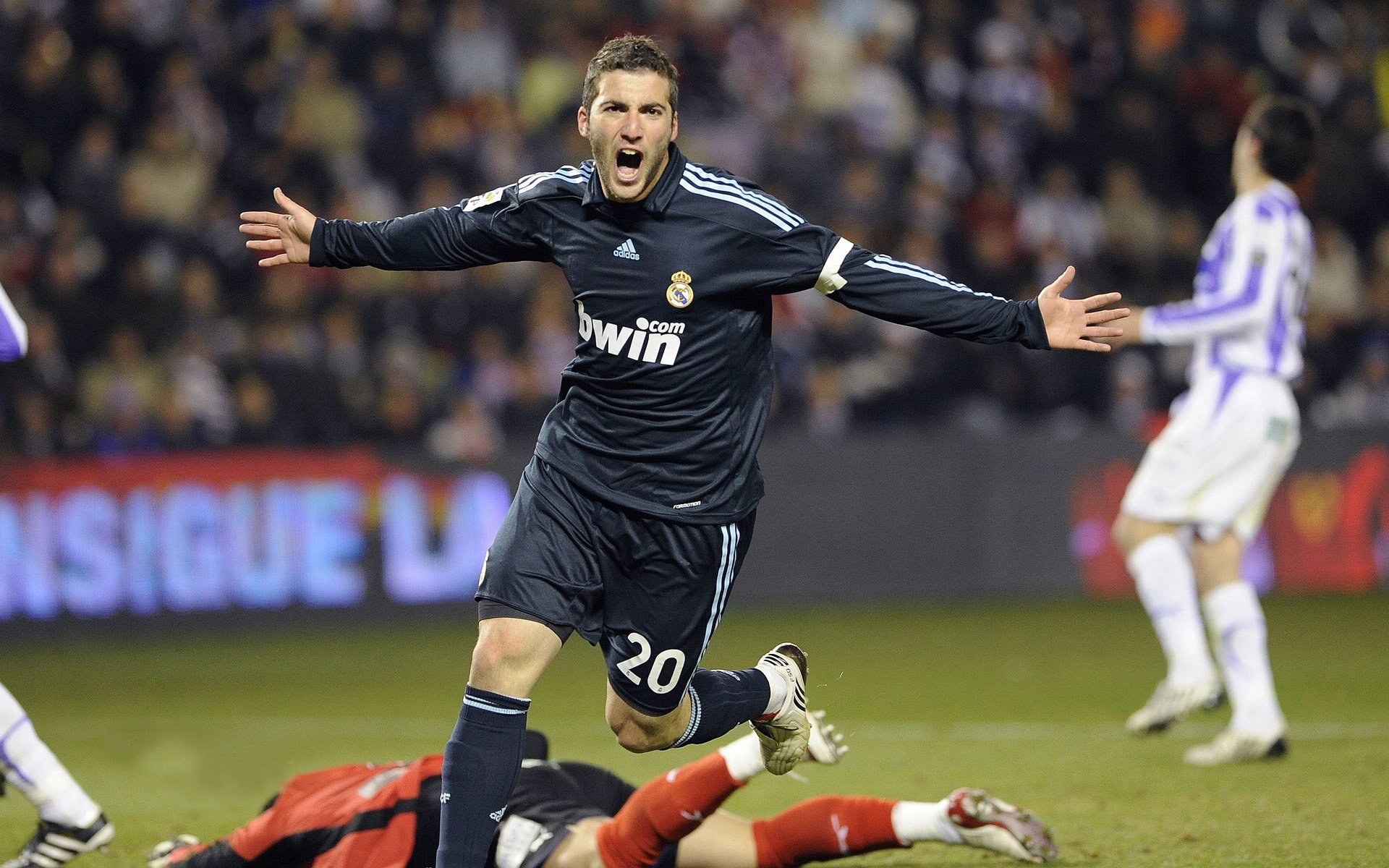 厄瓜多尔封锁巴萨，当足球的边界模糊，赖斯在英超赛场接管争冠之战